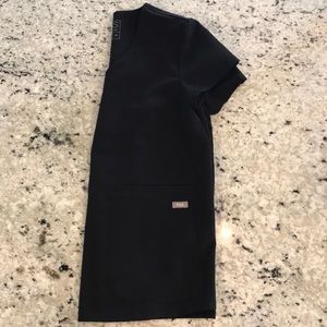 Figs XS Oversized Pocket Scrub Top in Black